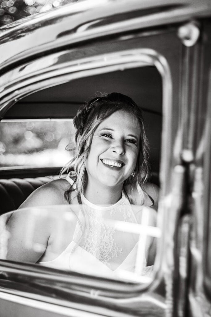 la mariée dans la voiture de collection en voyant son mari