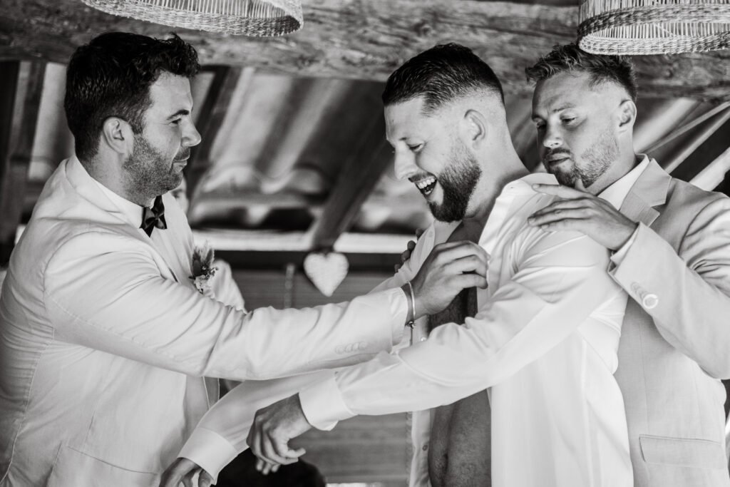 préparation du marié en compagnie de ses garçon d'honneur